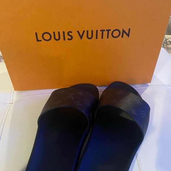Authentic LV Waterfront Mules - Picture 4 of 8